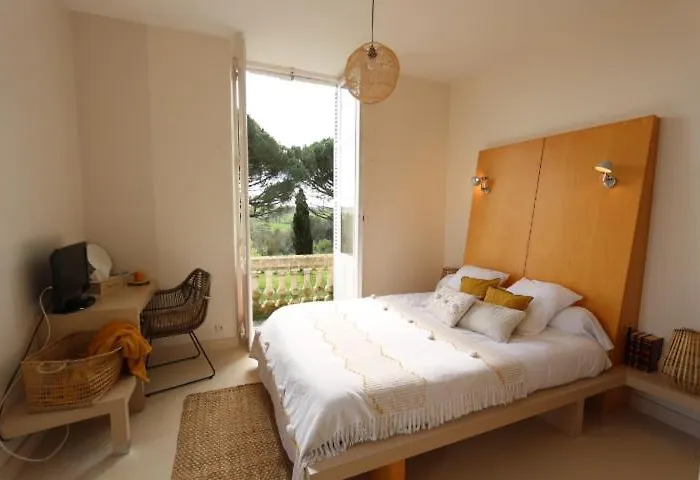 לינה וארוחת בוקר Vignoble Chateau Piegue - Winery 3*